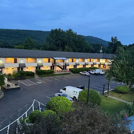 The Black Mountain Inn Brattleboro Exterior photo