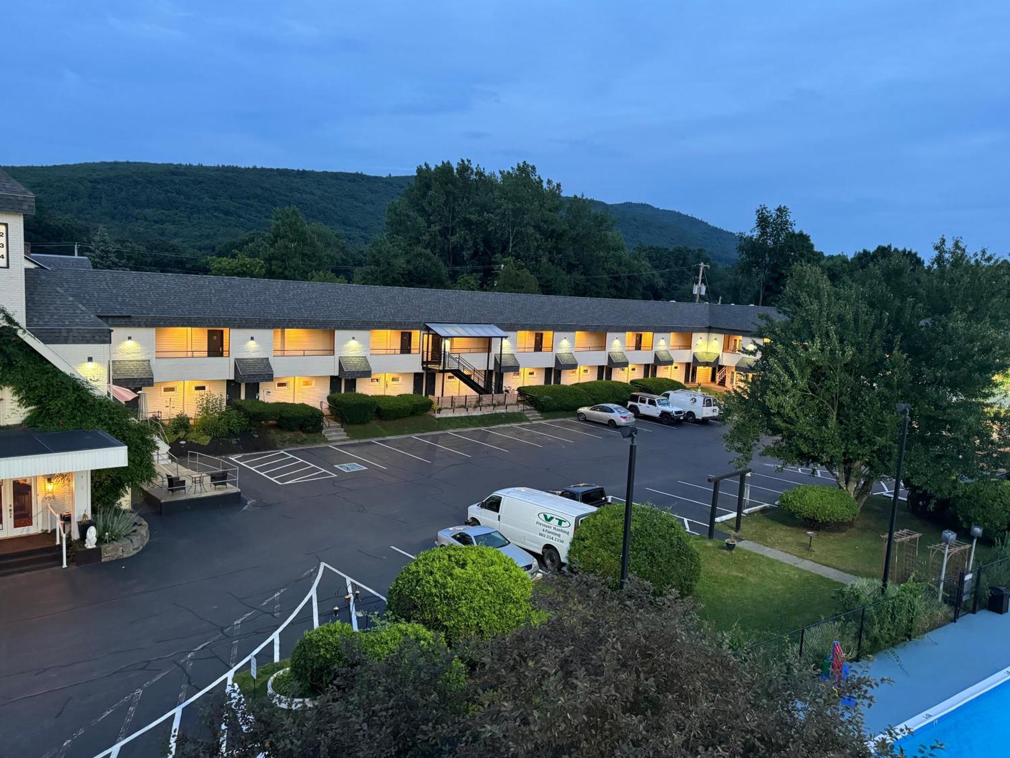 The Black Mountain Inn Brattleboro Exterior photo