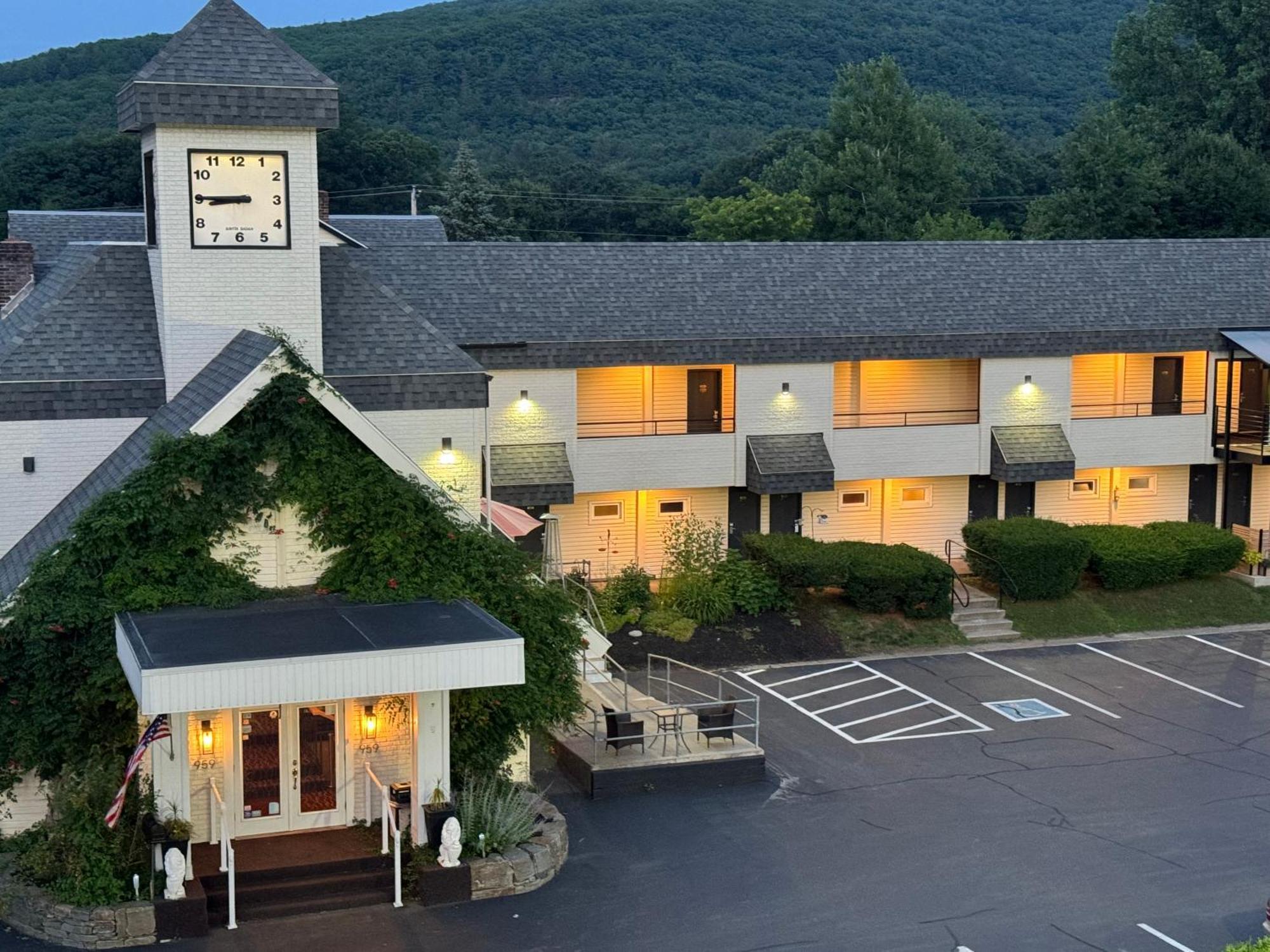 The Black Mountain Inn Brattleboro Exterior photo