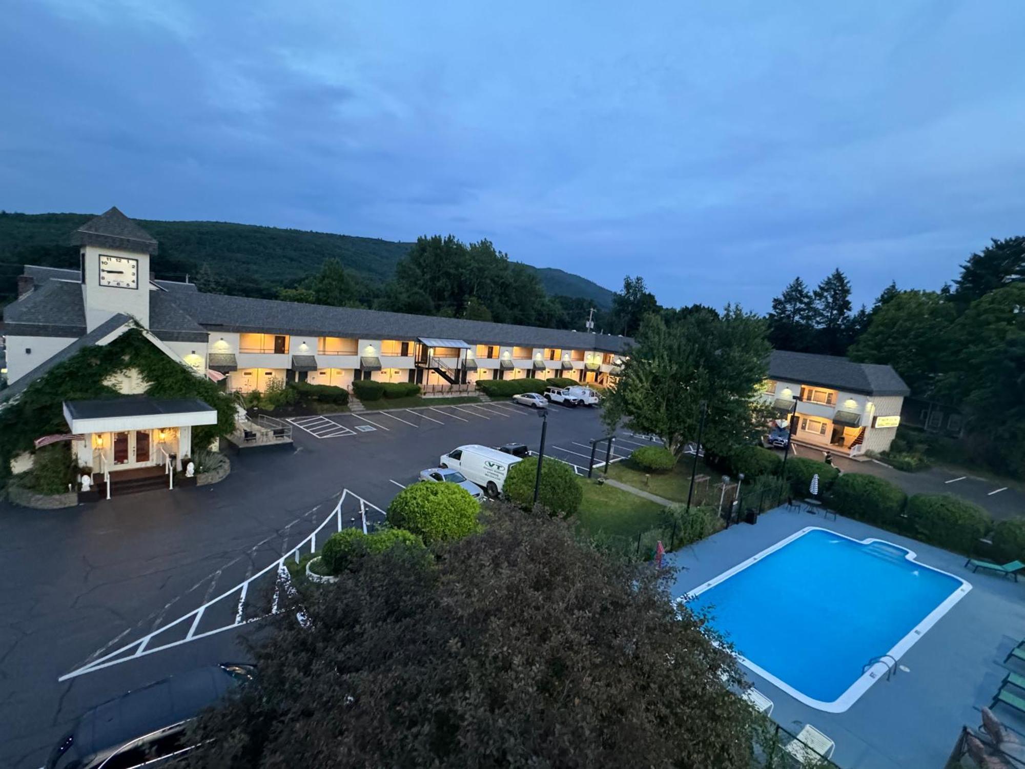 The Black Mountain Inn Brattleboro Exterior photo